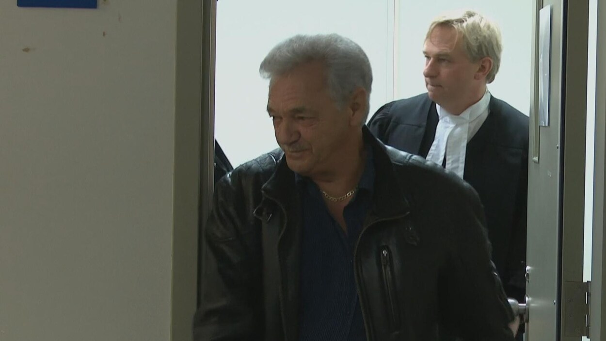 Jeannot Boivin qui sort d'une salle.