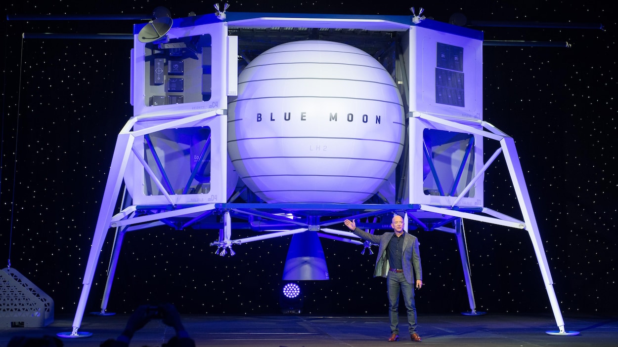 Le patron d'Amazon, Jeff Bezos, se tient devant ce à quoi devrait ressembler l'alunisseur proposé par son entreprise Blue Moon.