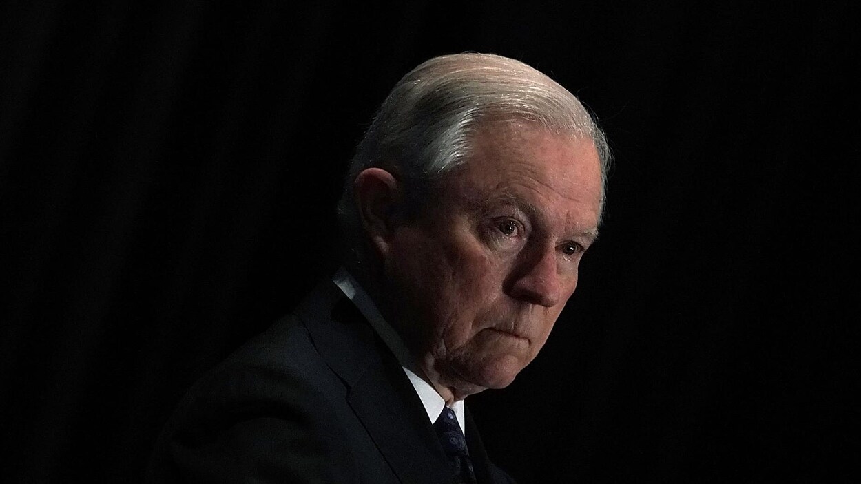 Plan rapproché de M. Sessions.