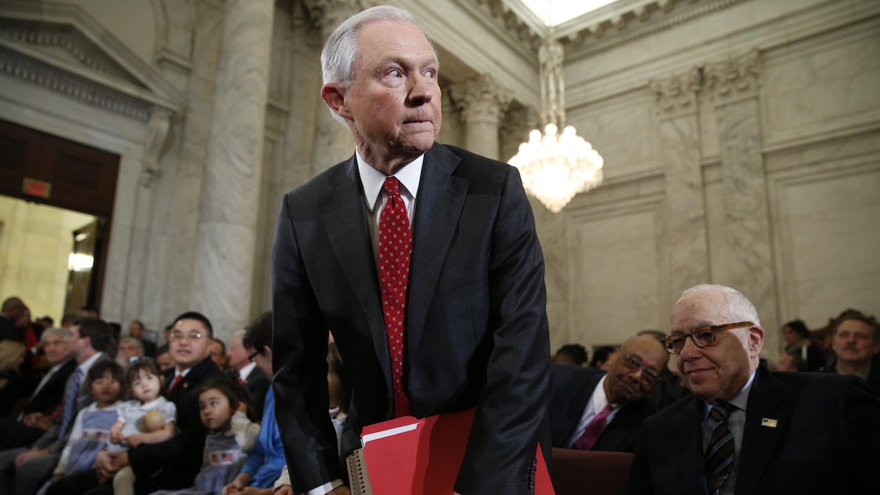 Le sénateur Jeff Sessions, à son arrivée au Sénat pour son audience de confirmation Le sénateur Jeff Sessions, à son arrivée au Sénat pour son audience de confirmation