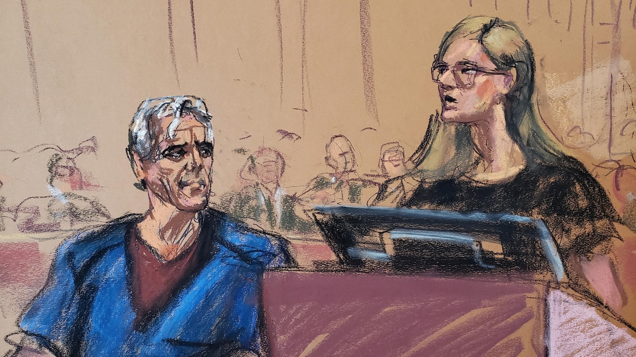 Une des victimes présumées, Annie Farmer, témoigne tandis que Jeffrey Epstein l'observe lors de son audience de cautionnement.