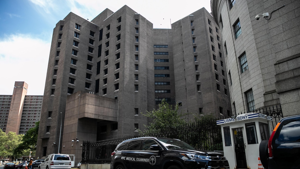Un véhicule du médecin légiste de la Ville de New York devant la prison où se trouvait Jeffrey Epstein.