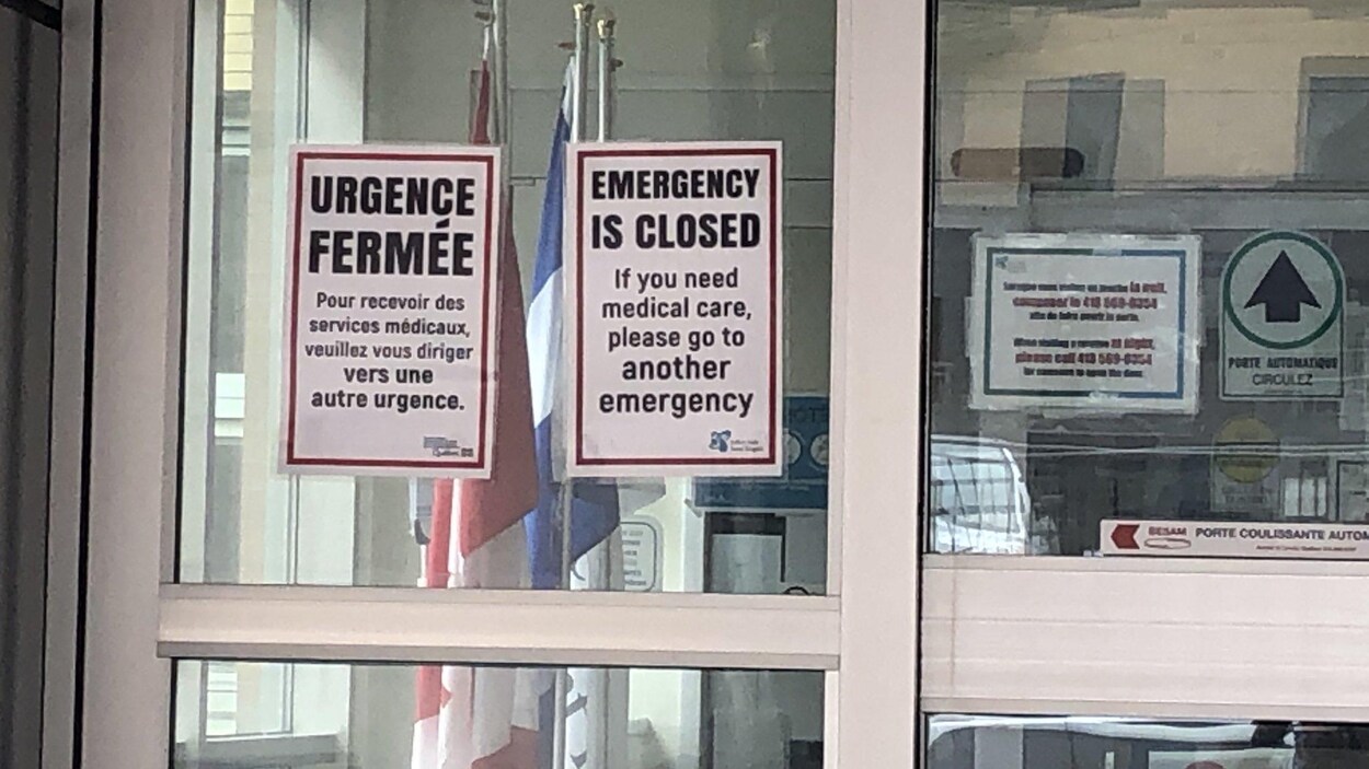 Une affiche indique « Urgence fermée. Pour recevoir des services médicaux, veuillez vous diriger vers une autre urgence. »