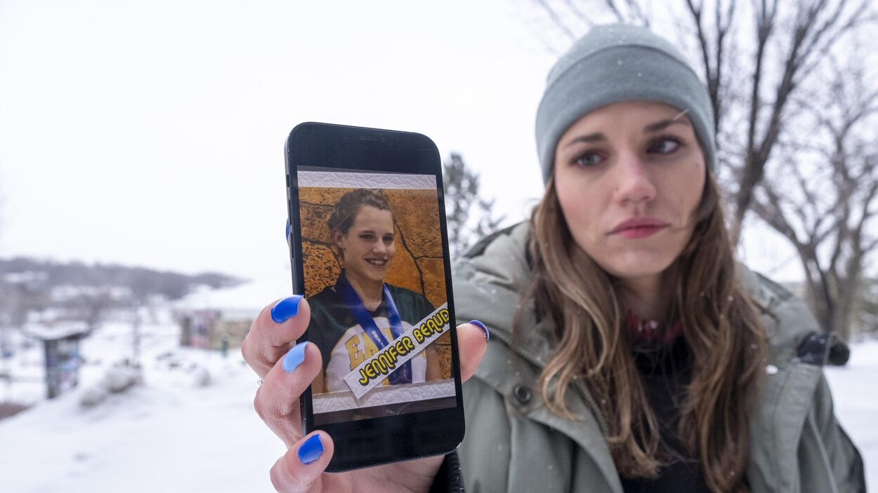 Jennifer Beaudry montre son téléphone portable, où l'on voit une photo d'elle adolescente alors qu'elle faisait du sport dans son école. 