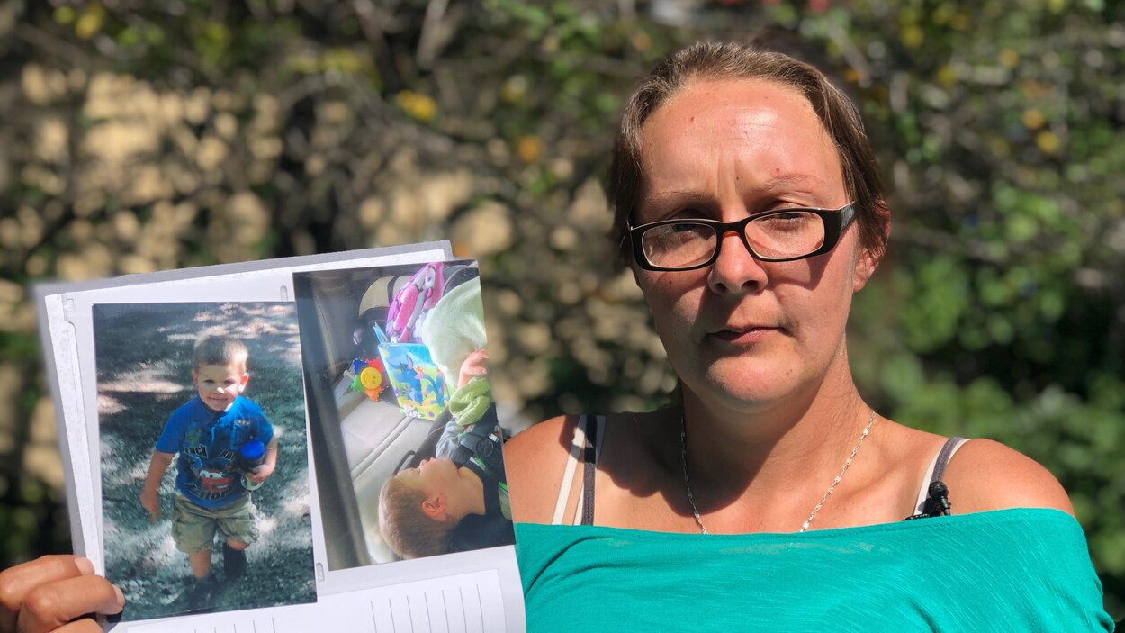 Jennifer Boisvert montre la photo de son fils.