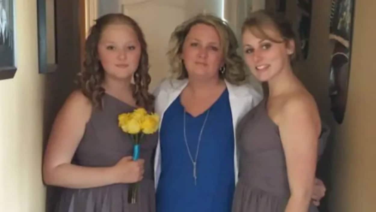 Jennifer Hillier-Penney et ses deux filles qui s’enlacent.
