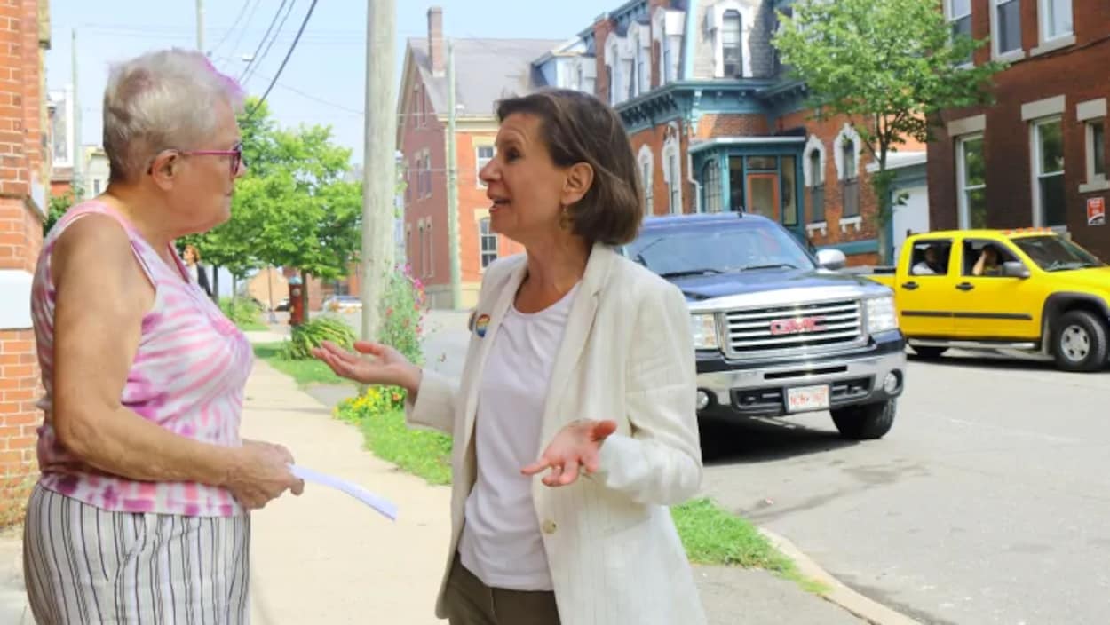 Jennifer McKenzie discute avec une citoyenne de Saint-Jean.
