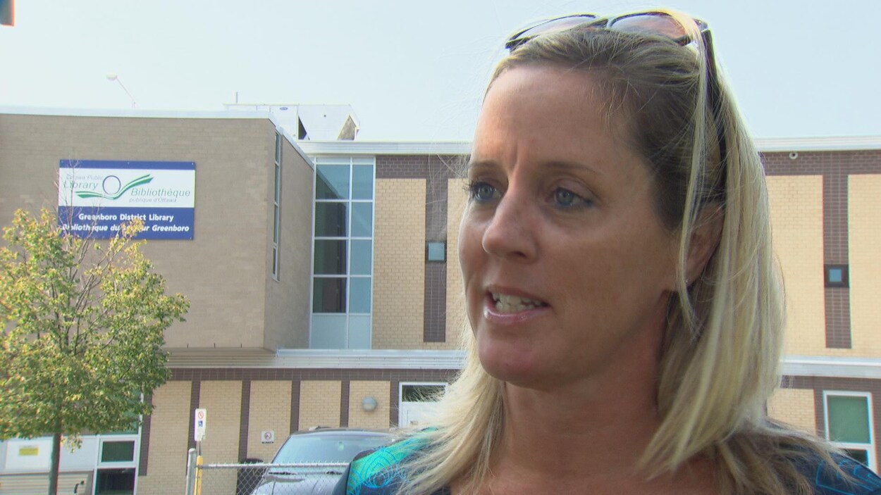 Jennifer St. Pierre en entrevue avec CBC devant la succursale de Greenboro Jennifer St. Pierre en entrevue avec CBC devant la succursale de Greenboro
