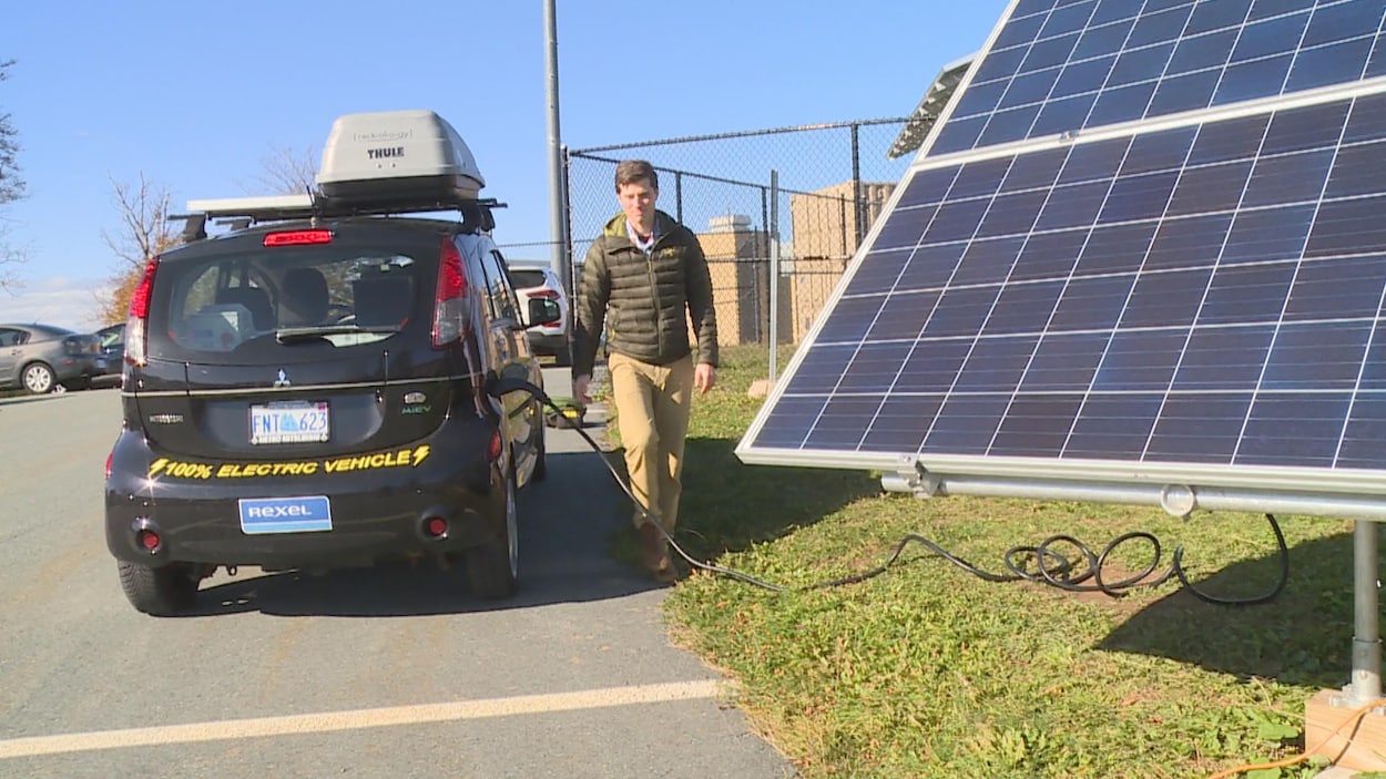 Le professeur Jérémie Bernardin en train d'alimenter la voiture électrique. Le professeur Jérémie Bernardin en train d'alimenter la voiture électrique.