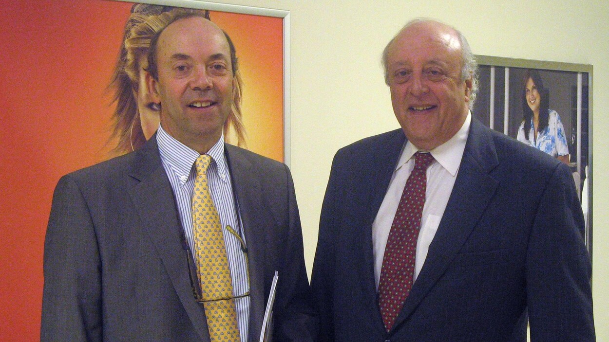 Les deux hommes debout l'un à côté de l'autre.