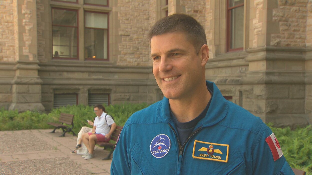 Jeremy Hansen en entrevue avec Radio-Canada devant le Musée canadien de la nature.