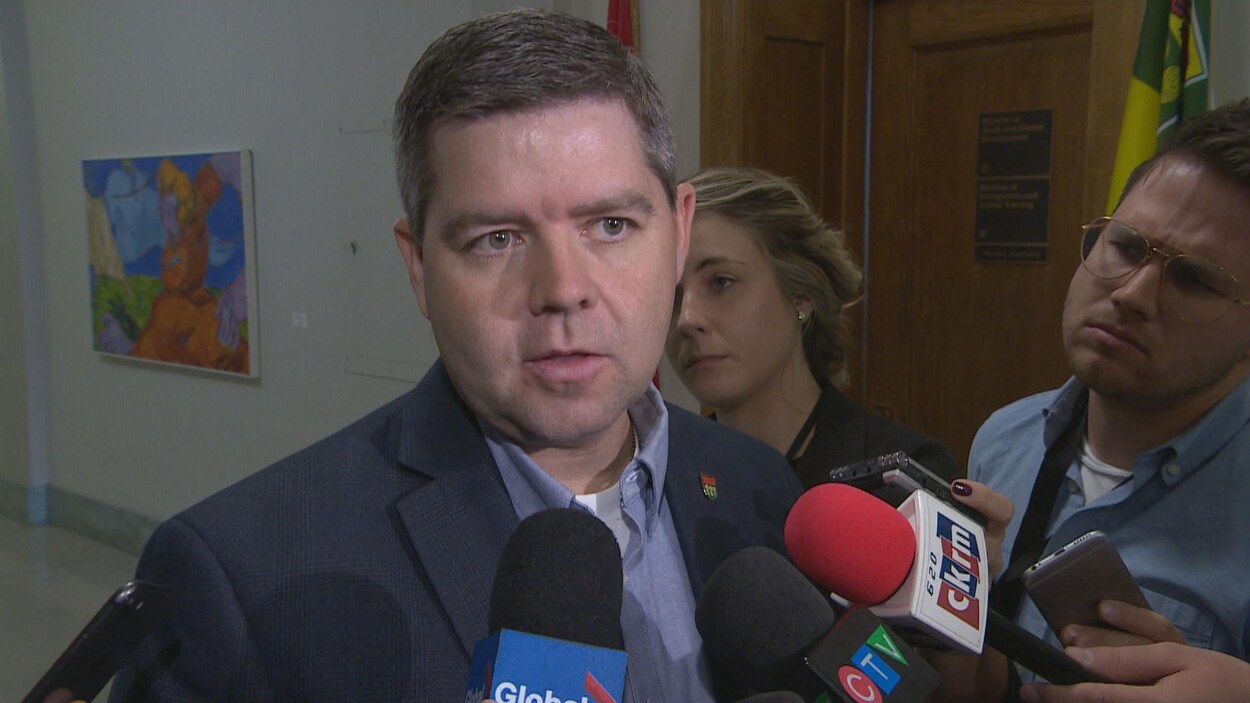 Le ministre Jeremy Harrison en mêlée de presse.