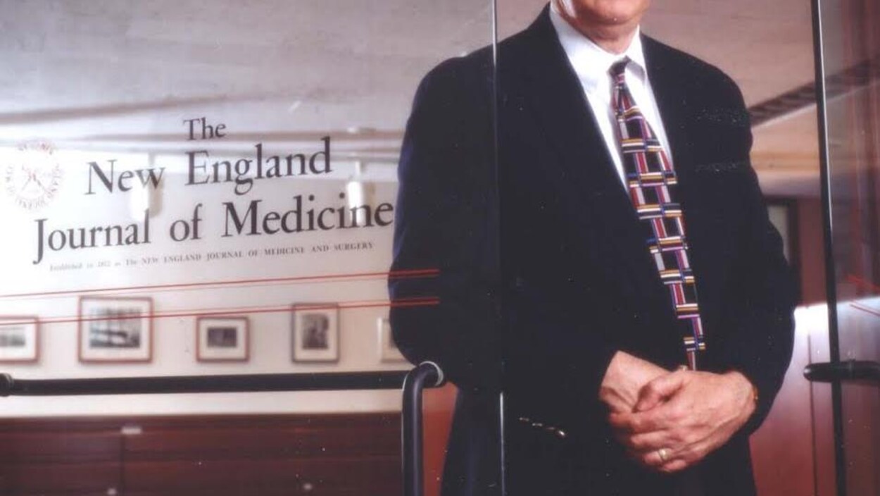 Un homme qui pose devant un bureau du New England Journal of Medicine Un homme qui pose devant un bureau du New England Journal of Medicine