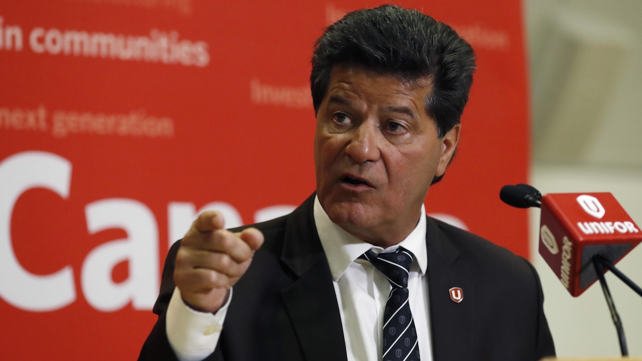 Le président d'Unifor, Jerry Dias, lors d'une conférence de presse.
