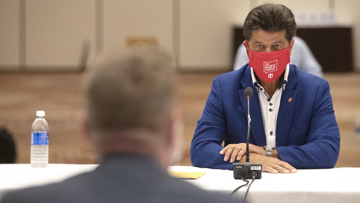 Le président d'Unifor, Jerry Dias, rencontre Matt Hough, de GM, en portant le masque et en maintenant la distance physique.