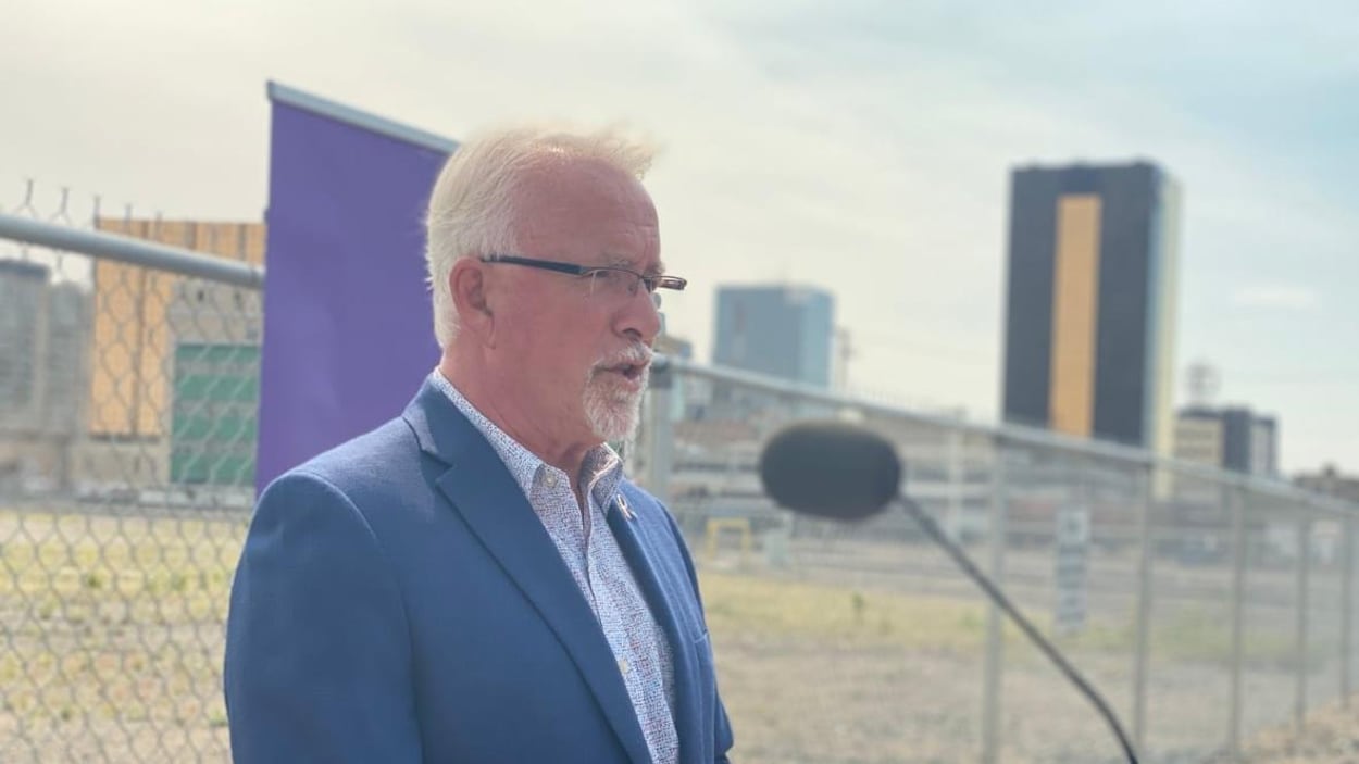 Jerry Flegel qui fait un discours.