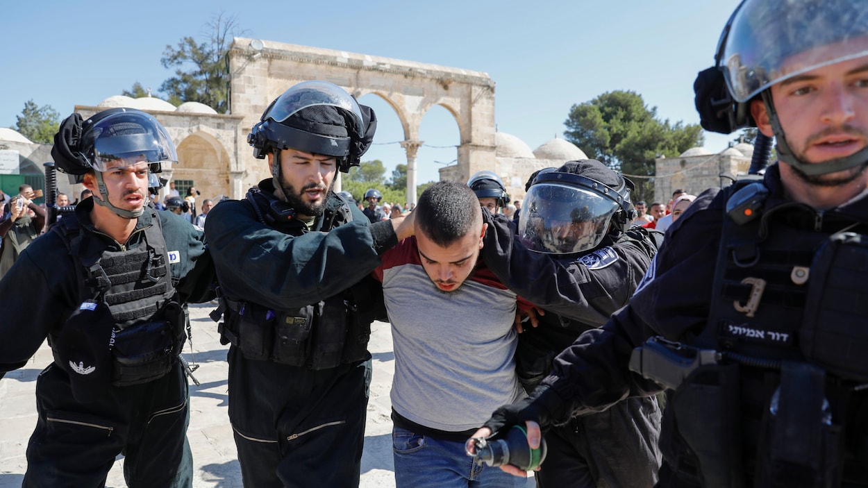 Un manifestant palestinien est interpellé par les forces de sécurité israéliennes.