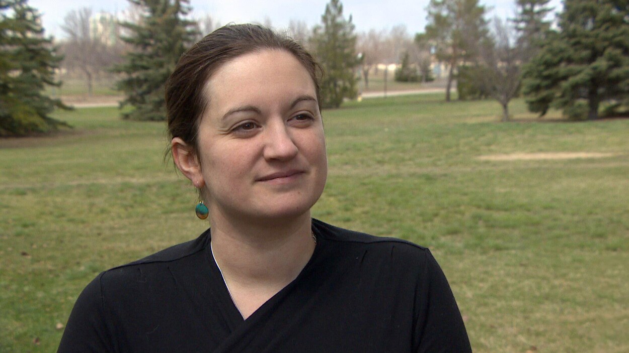 Jessica Chartier donne une entrevue dans un parc.