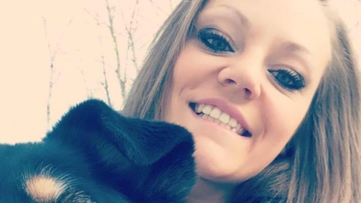 Jessica Lambert en compagnie de son chien Jessica Lambert en compagnie de son chien