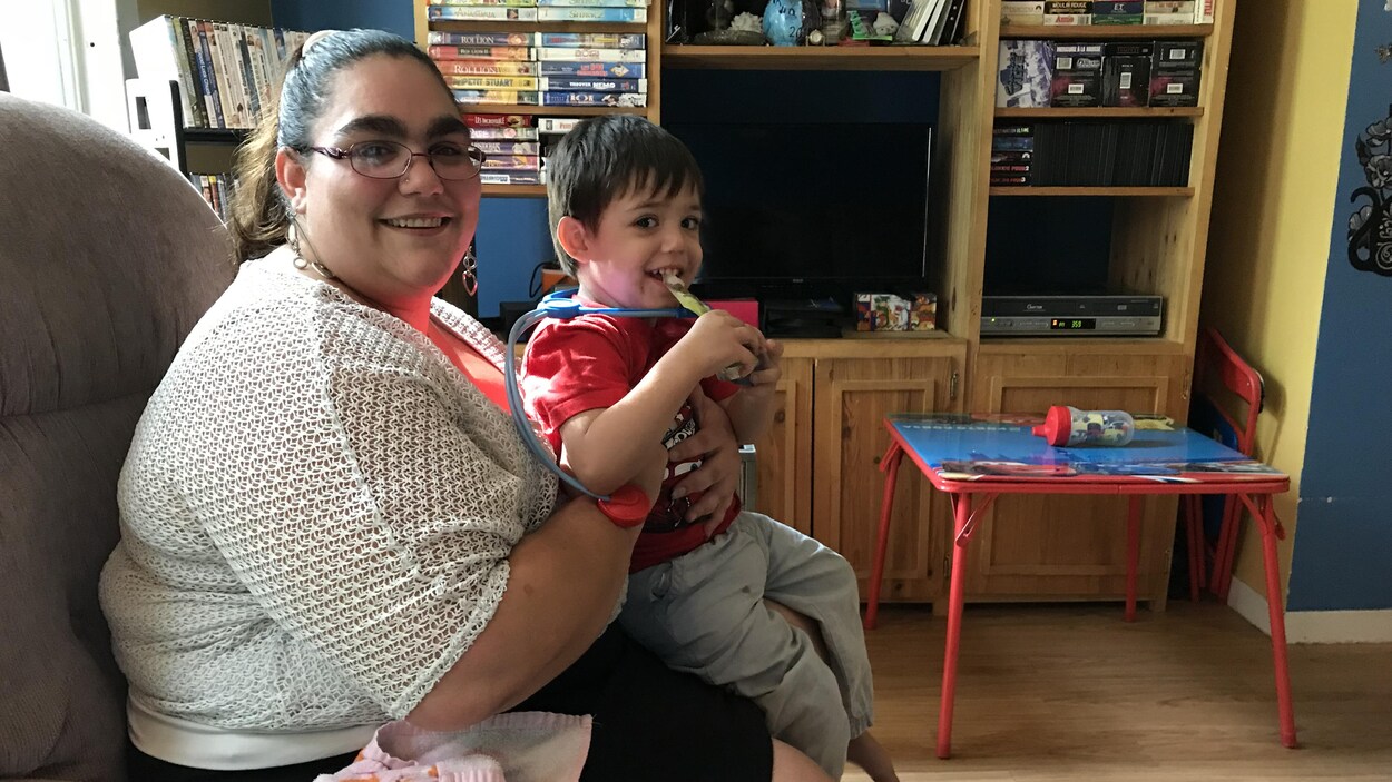 Jessika Labrecque s'occupe seule de ses deux enfants. On la voit ici avec son plus fils, Kaysen. Jessika Labrecque s'occupe seule de ses deux enfants. On la voit ici avec son plus fils, Kaysen.