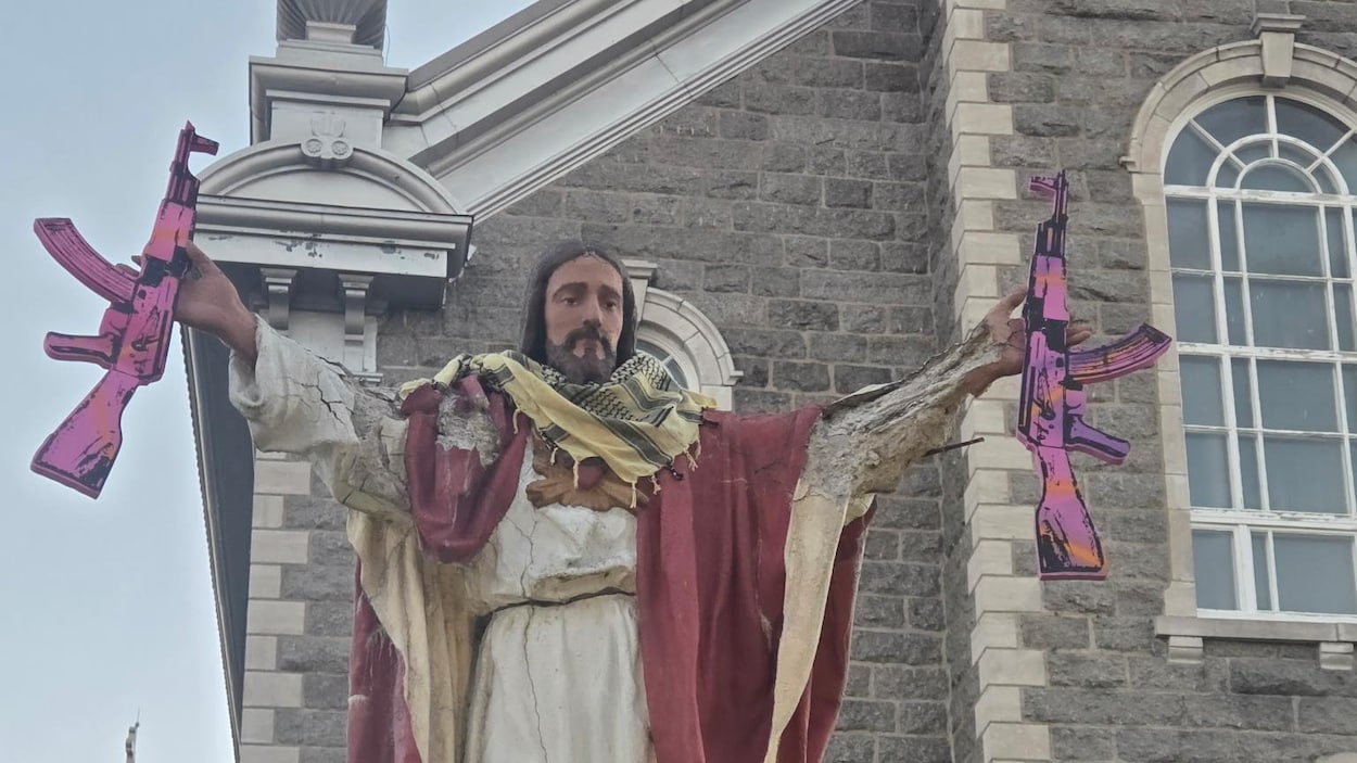 Une statue de Jésus vandalisée avec de fausses armes à Saint-Boniface