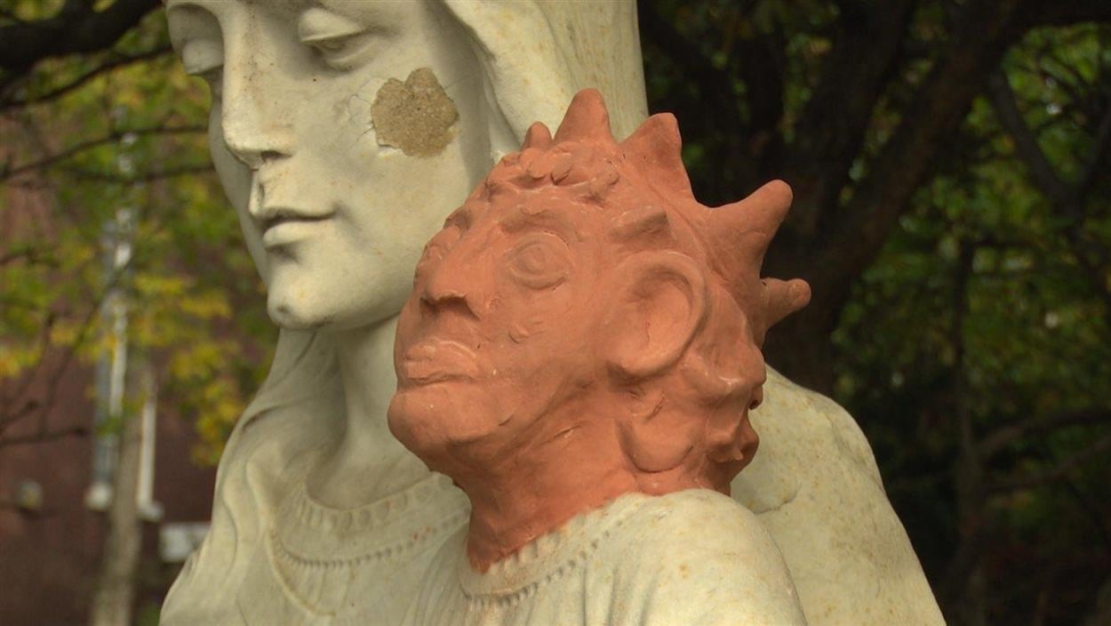 La tête temporaire détonne, car elle est orange alors que la statue est en marbre. La tête temporaire détonne, car elle est orange alors que la statue est en marbre.