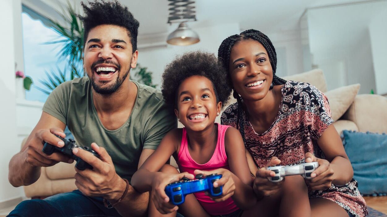 Une famille joue à un jeu vidéo.