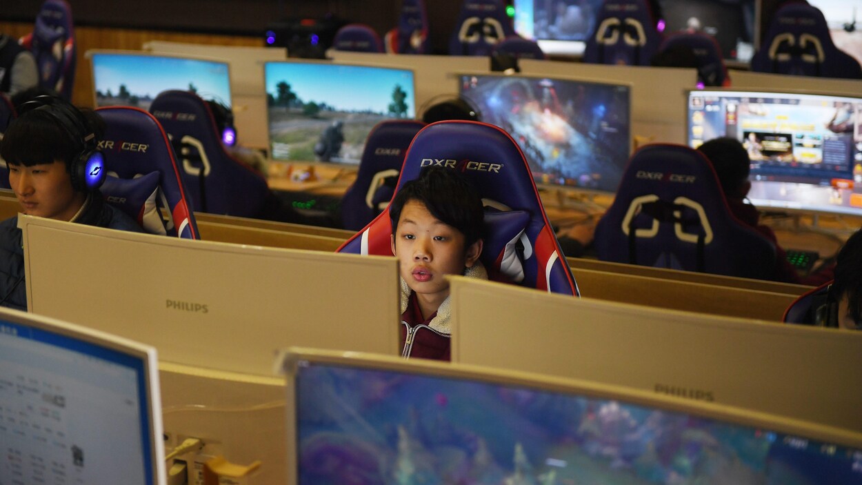 Des jeunes Chinois jouent à des jeux vidéo sur ordinateur.