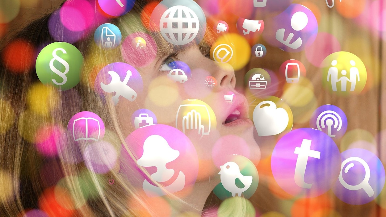 La photo de la tête d'une jeune fille blonde avec des dizaines de logos de médias sociaux et d'icônes.