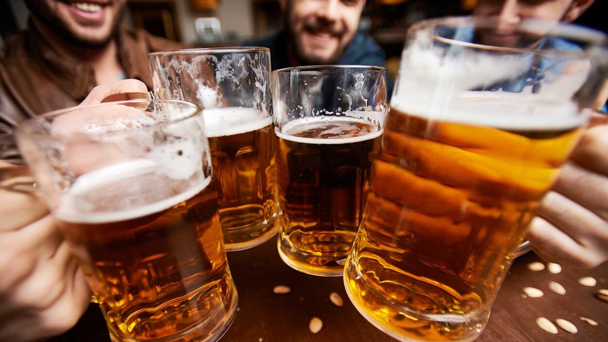 Des jeunes hommes boivent de la bière.