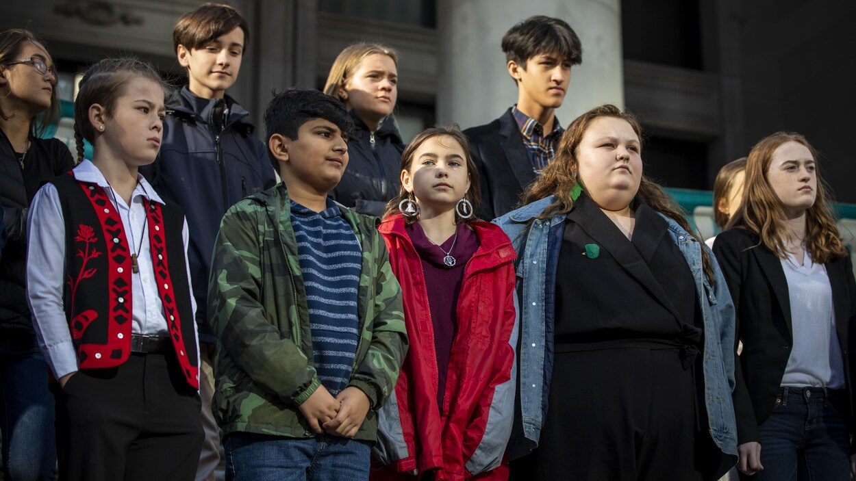 Des jeunes se tiennent sur les marches du Musée des Beaux-Arts de Vancouver.