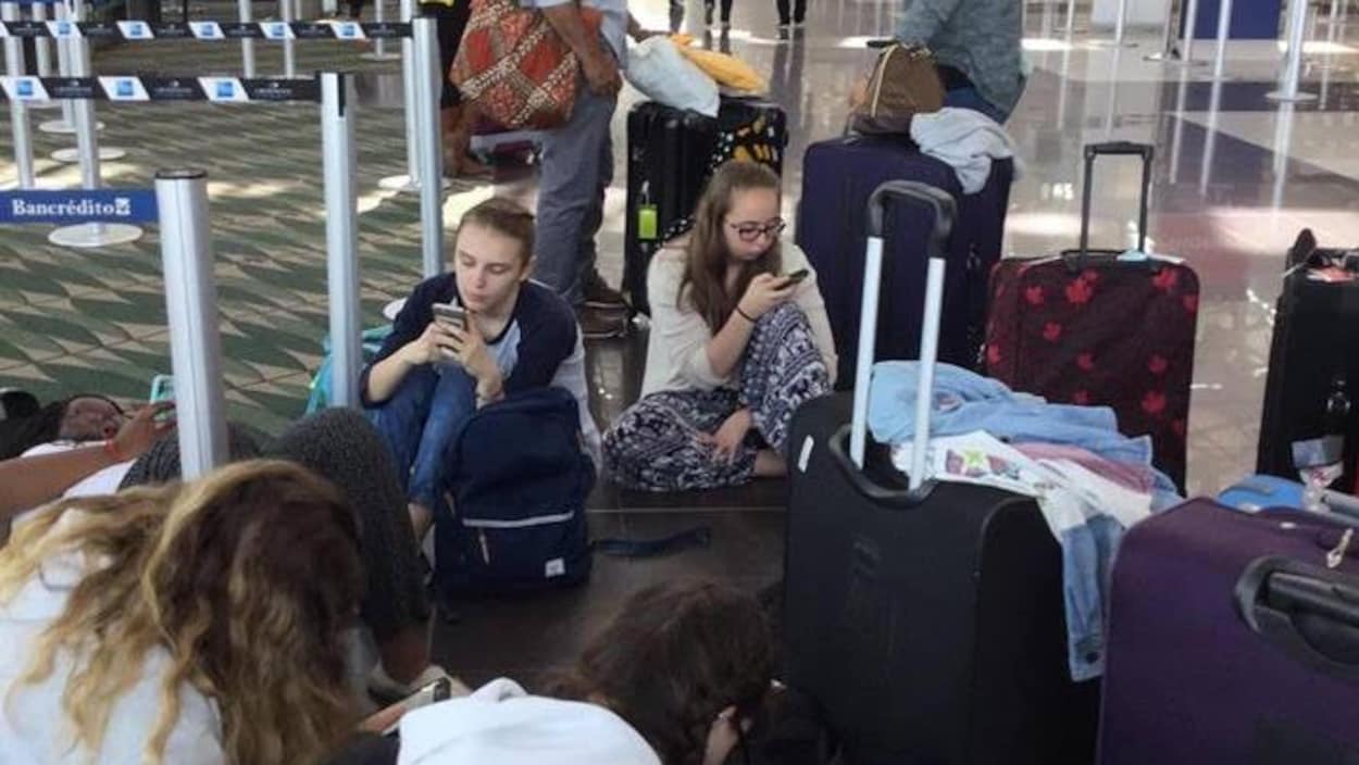 Des jeunes Fransaskois à l’aéroport en attente de leur retour du Costa Rica en avril dernier. Des jeunes Fransaskois à l’aéroport en attente de leur retour du Costa Rica en avril dernier.
