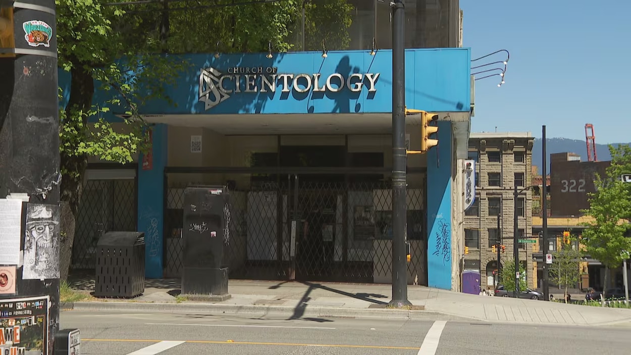 Des centaines de jeunes dispersés près d’une église de scientologie