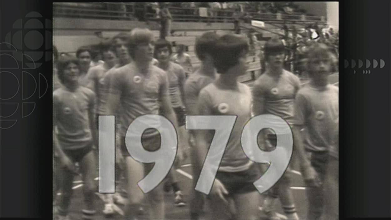 Une image d'archives de 1979 présentant des jeunes qui défilent sur une piste d'athlétisme.