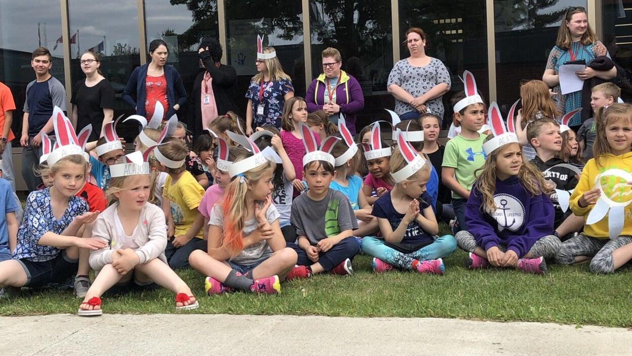 Les jeunes du Carrefour Beausoleil accueille la mascotte des Jeux de l'Acadie, Acajoux, à Miramichi. Les jeunes du Carrefour Beausoleil accueille la mascotte des Jeux de l'Acadie, Acajoux, à Miramichi.