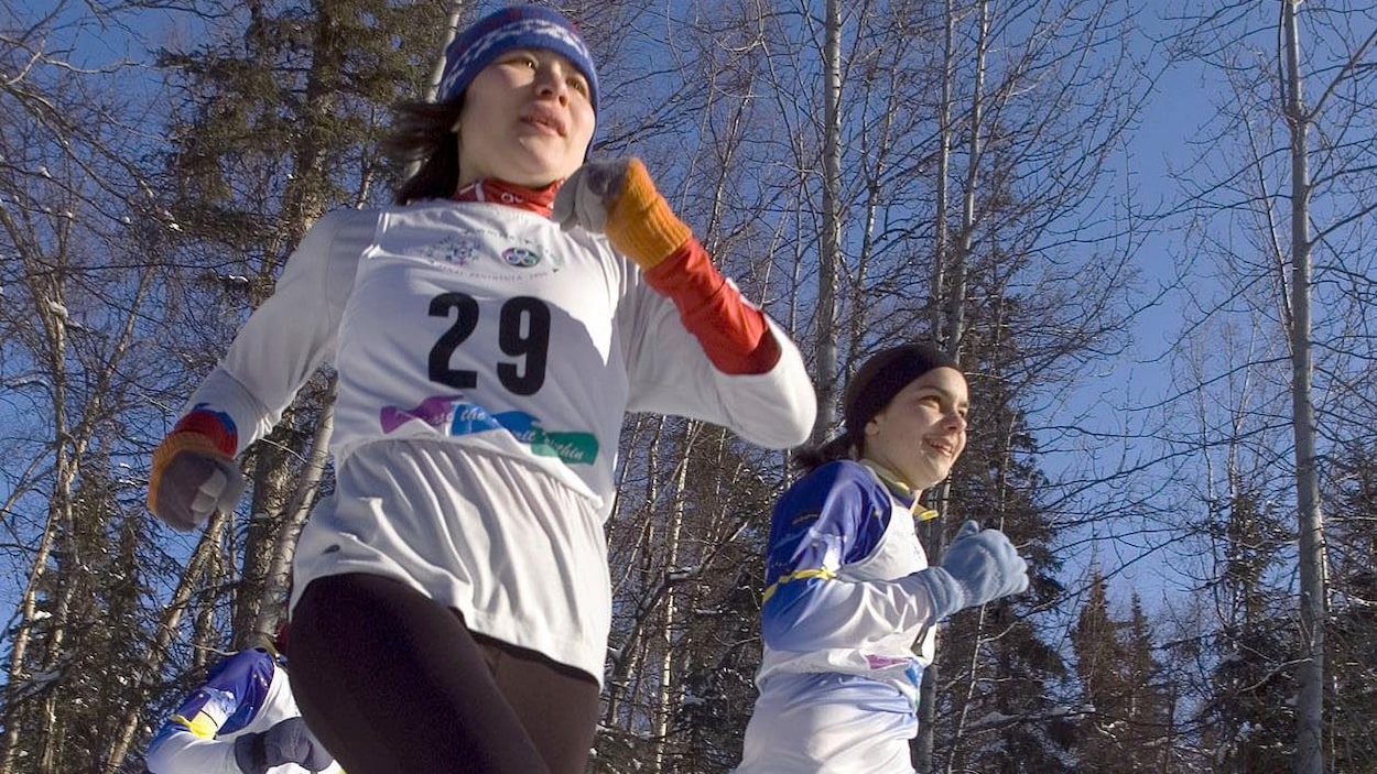 Tatiana Somova et Isabel Bush devancent deux autres athlètes lors d'une course en raquettes dans la neige en Alaska.