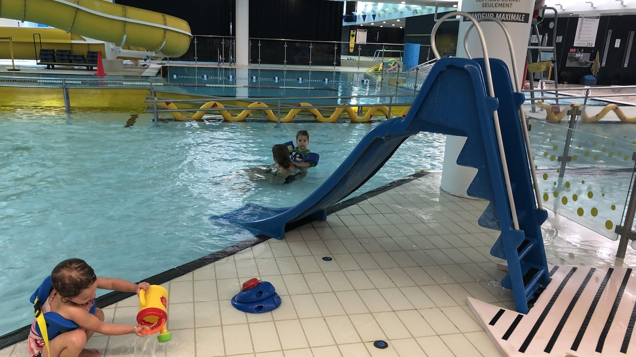 Enfants qui jouent dans l'eau avec les glissades.
