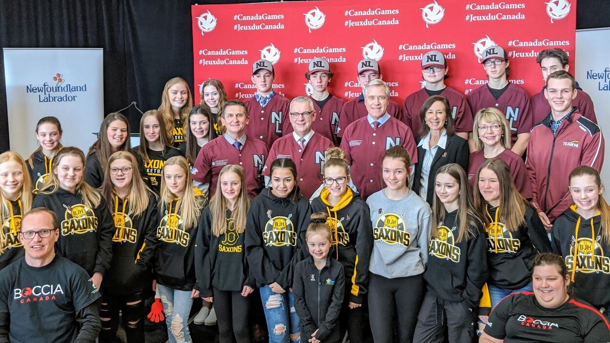L’honorable Dwight Ball, premier ministre de Terre-Neuve-et-Labrador, l’honorable Lisa Dempster, ministre des Enfants, des Aînés et du Développement, Derek Bennett, du secrétariat des Jeux du Canada, Danny Breen, maire de St. John’s, Nathan Young, médaillé d’or des Jeux olympiques de la Jeunesse, et Lynn Blouin, directrice du conseil d’administration du CJC et présidente du comité d’évaluation des candidatures 2025 (Groupe CNW/Conseil des Jeux du Canada)
