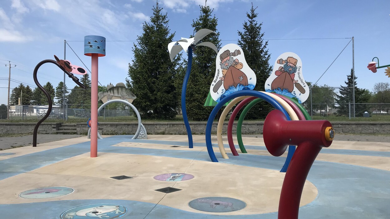 Des jeux d'eau dans un parc, sans eau.
