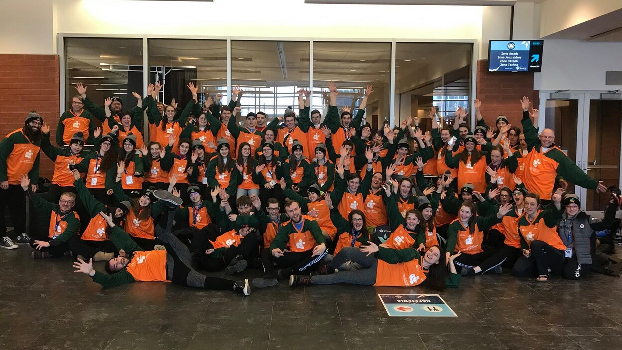 Des jeunes posent pour une photographie de groupe