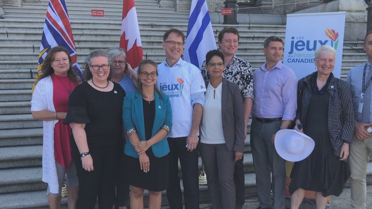 Adrian Dix prend la pose avec les représentants de différents organismes francophones.