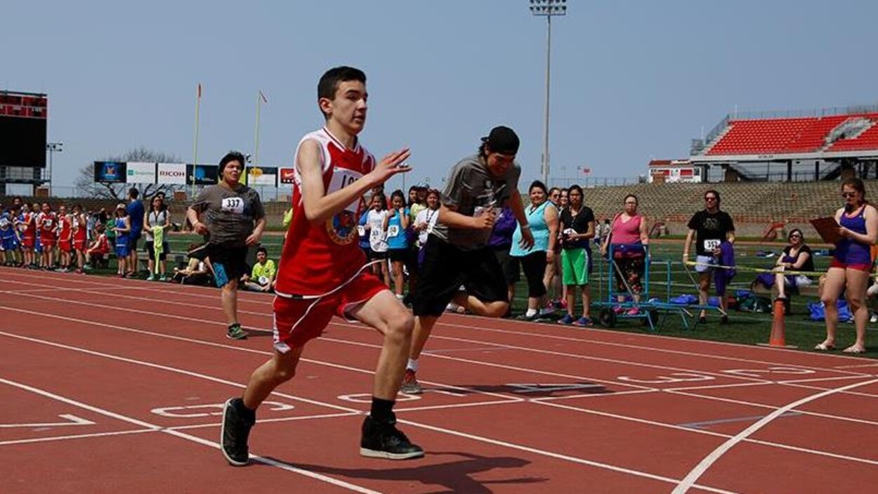 Une épreuve d'athlétisme lors de l'édition 2016 des Jeux interscolaires du Conseil de l'éducation des Premières nations