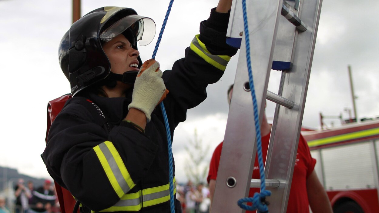 Une pompière brésilienne Gabriela Oliveira participe aux Jeux mondiaux des policiers et pompiers à Belfast en Irlande du Nord en 2013. Une pompière brésilienne Gabriela Oliveira participe aux Jeux mondiaux des policiers et pompiers à Belfast en Irlande du Nord en 2013.
