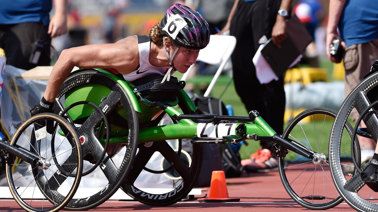 Une athlète en fauteuil roulant sur la ligne de départ.