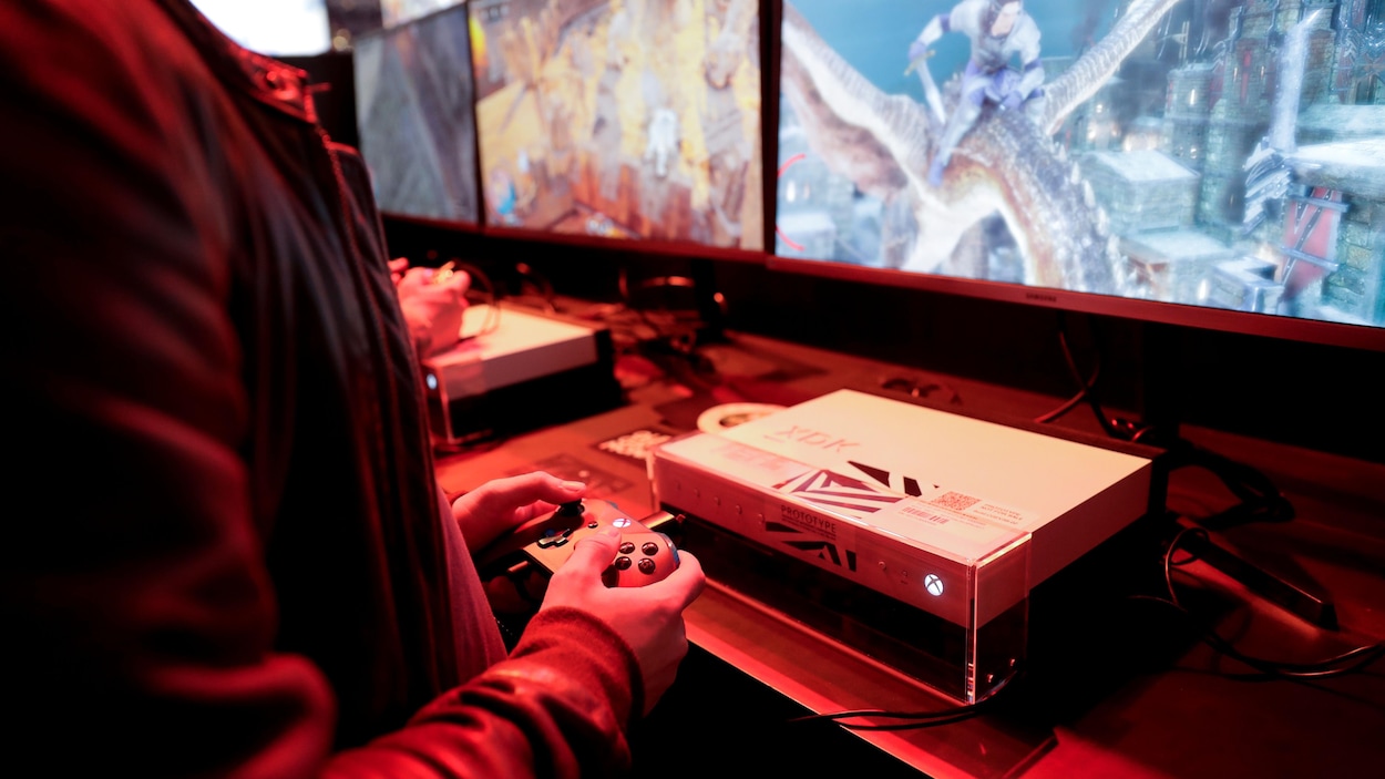 L'industrie du jeu vidéo est le plus récent bouc émissaire de la Maison-Blanche pour la violence associée aux armes à feu qui ravage les États-Unis. L'industrie du jeu vidéo est le plus récent bouc émissaire de la Maison-Blanche pour la violence associée aux armes à feu qui ravage les États-Unis.