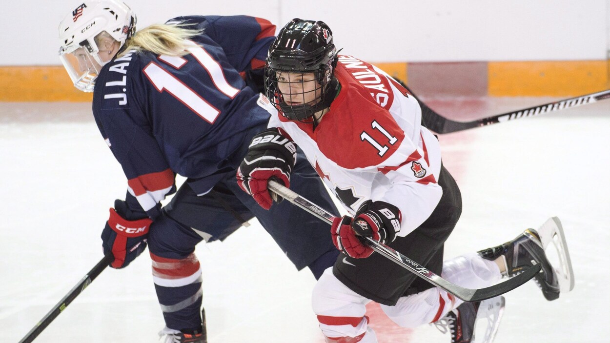 La joueuse de hockey Jillian Saulnier sur la glace près d'une joueuse des États-Unis.