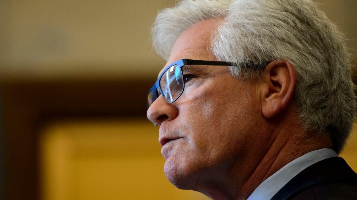 Jim Carr est vu de près et de profil.