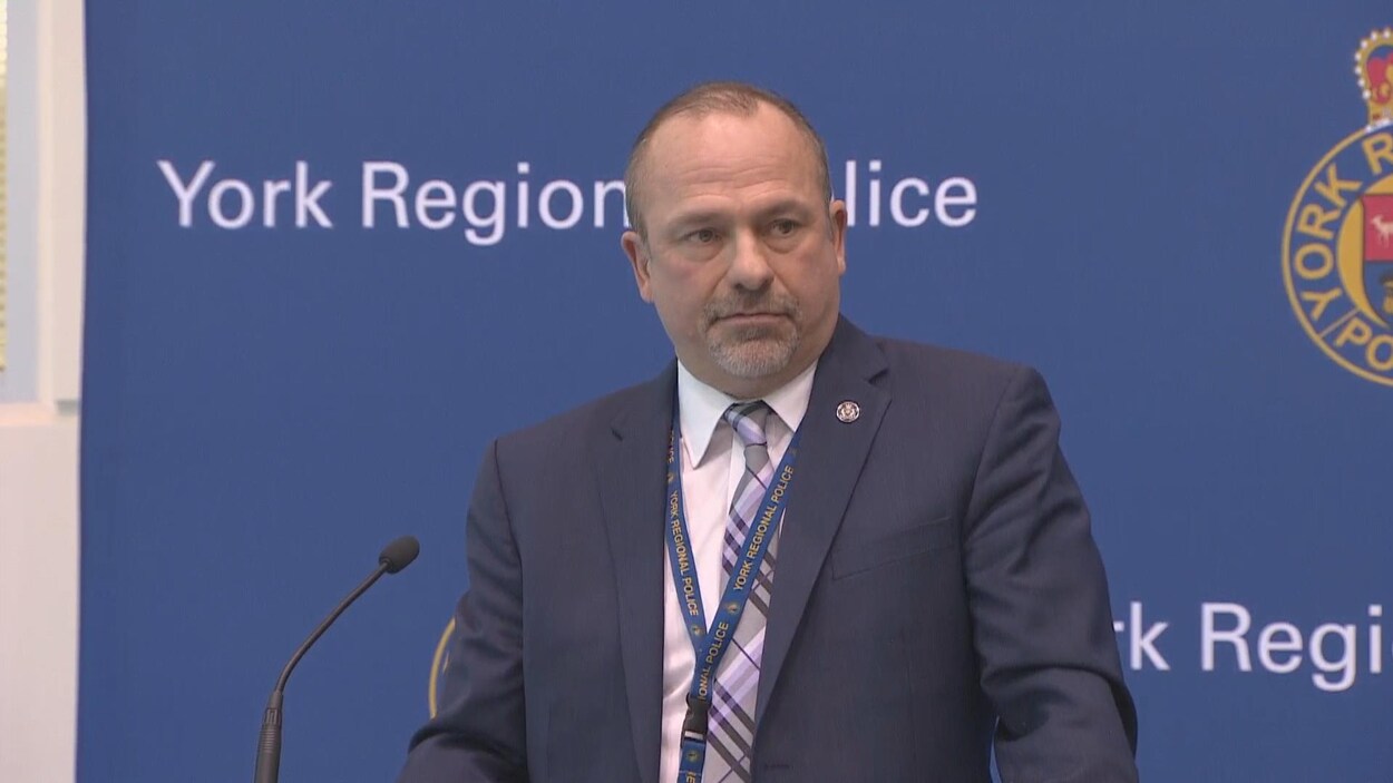 Le sergent-détective Jim Killby de la police régionale de York en conférence de presse