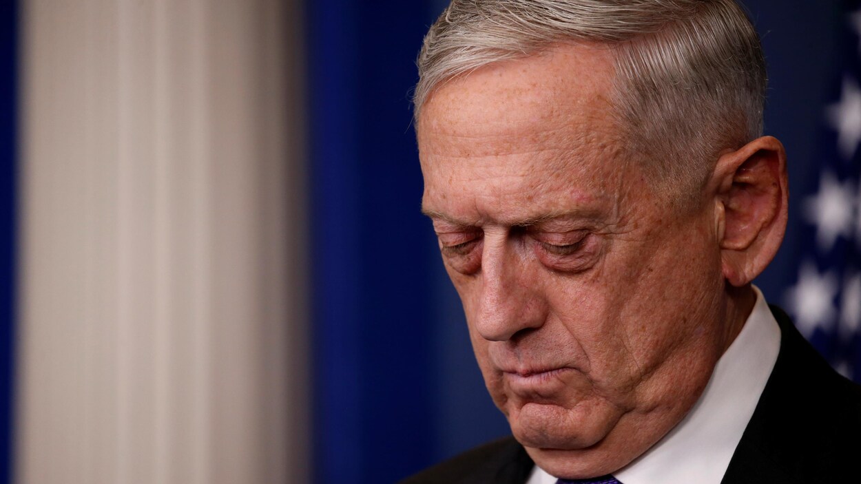 L'ancien secrétaire américain à la Défense Jim Mattis lit des notes.