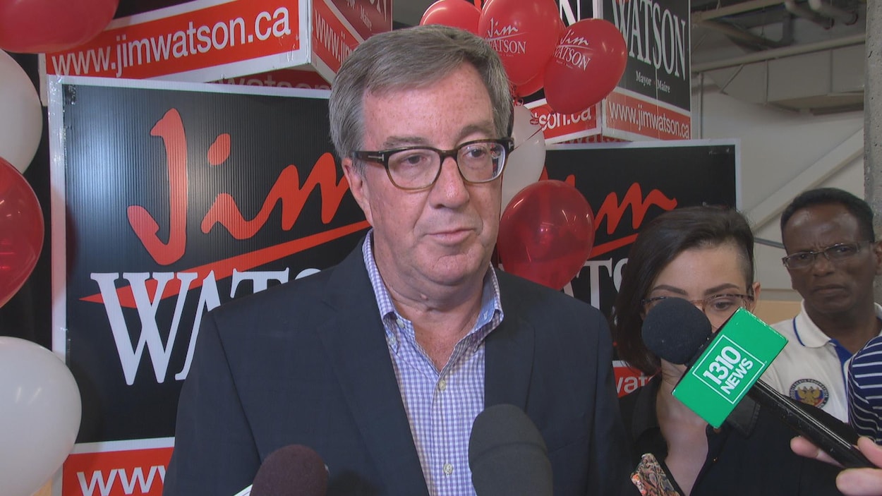 Jim Watson pendant une mêlée de presse après une réunion partisane.